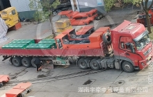 煤礦客戶定制的8噸雙駕駛室蓄電池電機(jī)車裝車發(fā)貨