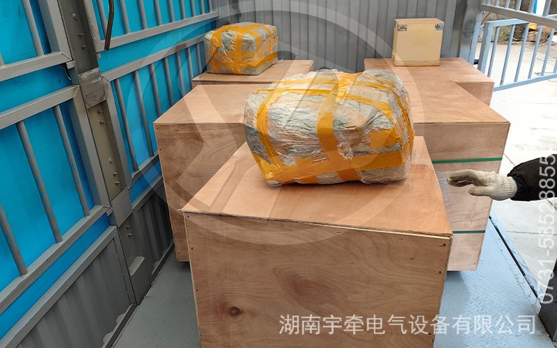 一批礦用湘潭電機(jī)車配件裝車發(fā)往國外